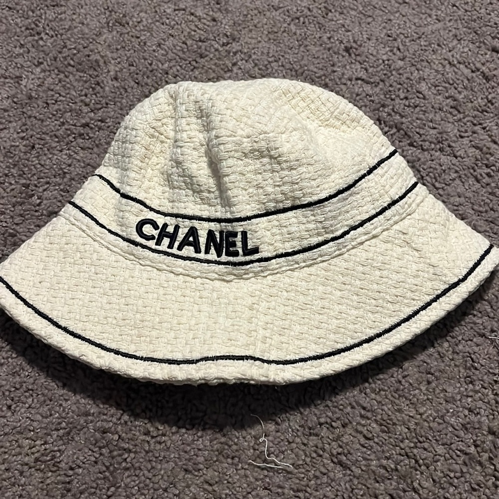 cute bucket hat !